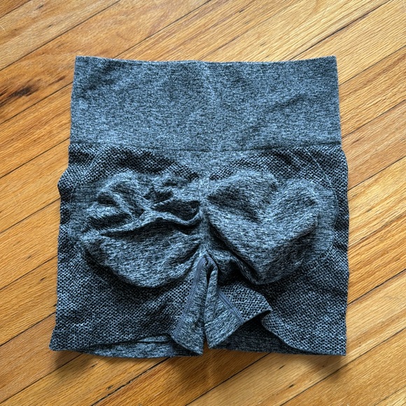 Scrunch Butt Contour Shorts - Picture 1 of 2